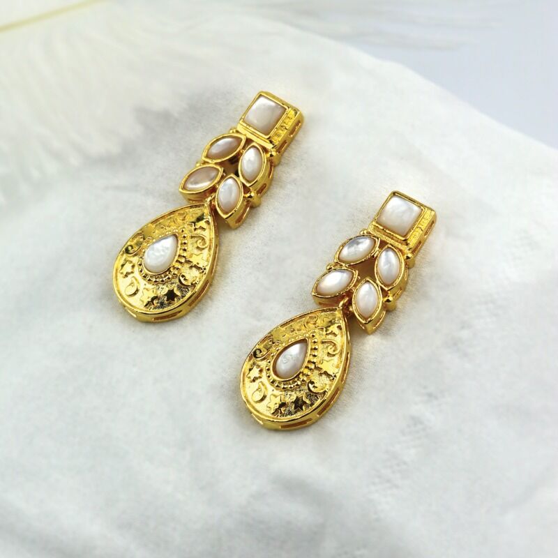 Almutanabbi Classic Teardrop Studded Earring With Pearl Silver925